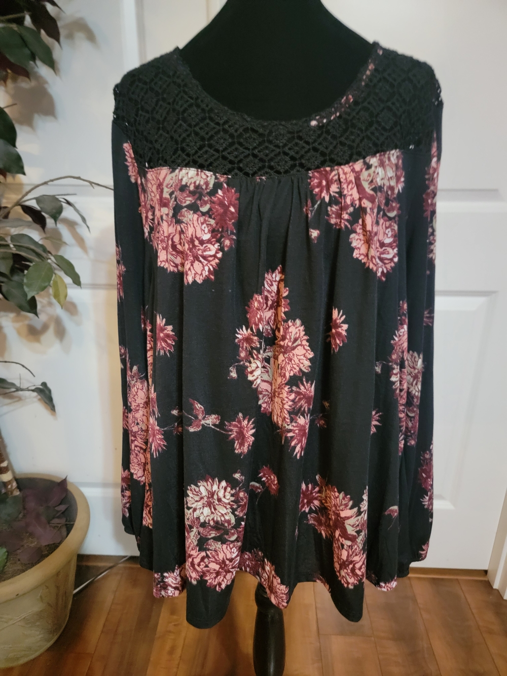 Faded Glory Black Floral Crochet Yoke Tunic
